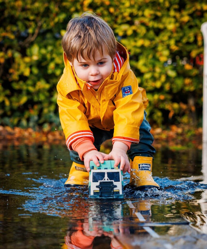 Kinderdagverblijf oosterhout Delta-kinderopvang Jongen speelt buiten bij Kinderdagverblijf van Delta-kinderopvang